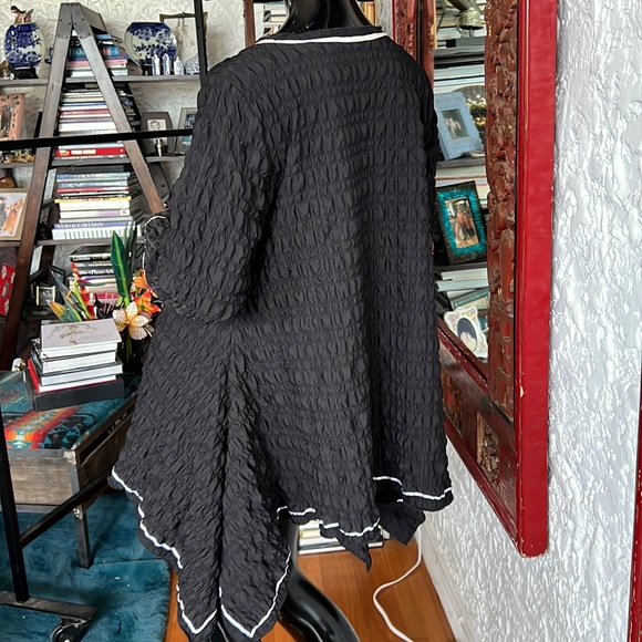 Asymmetrical black tunic with white trim - Picture 6 of 6